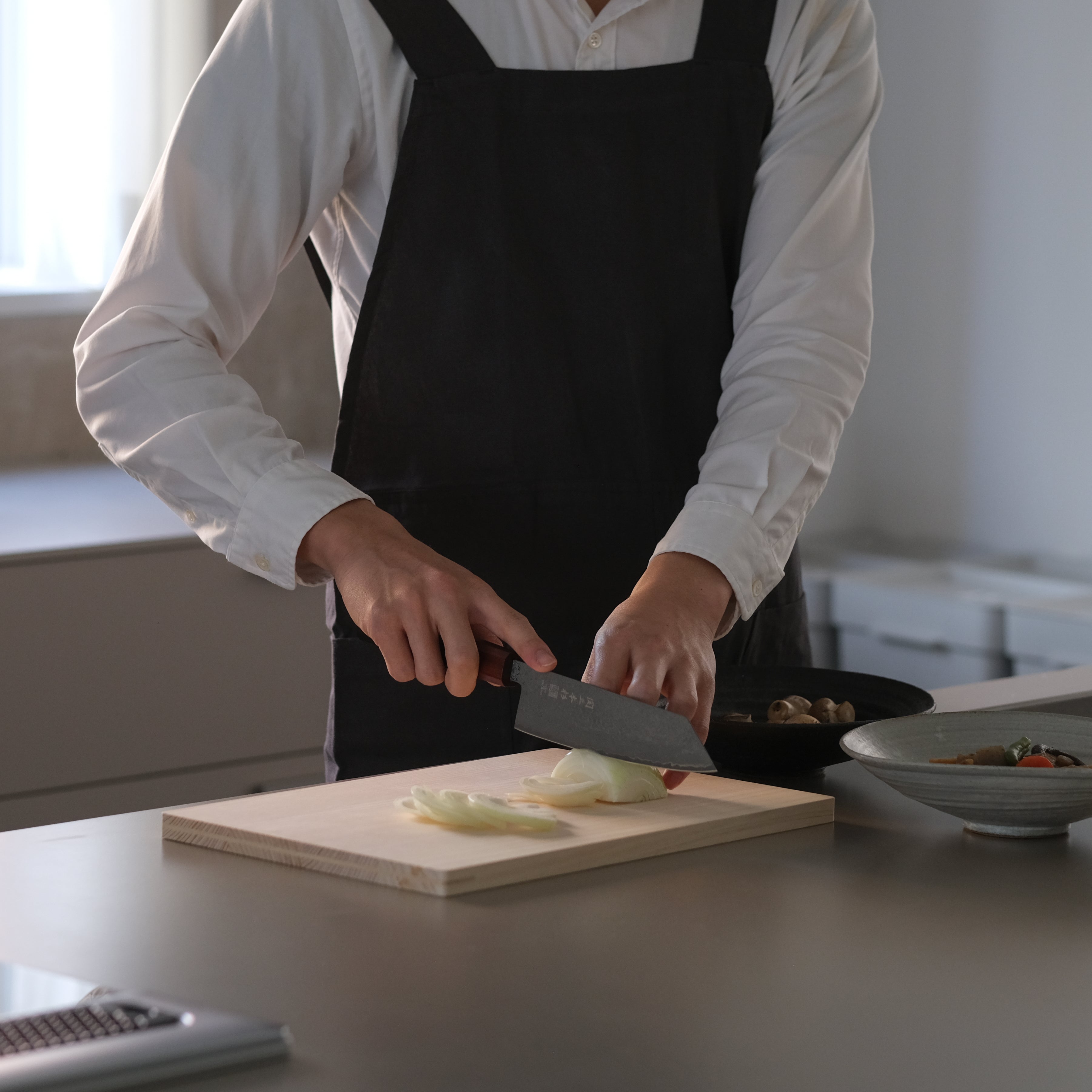 Seki Sanbonsugi VG10 Santoku Knife – Ebony Handle