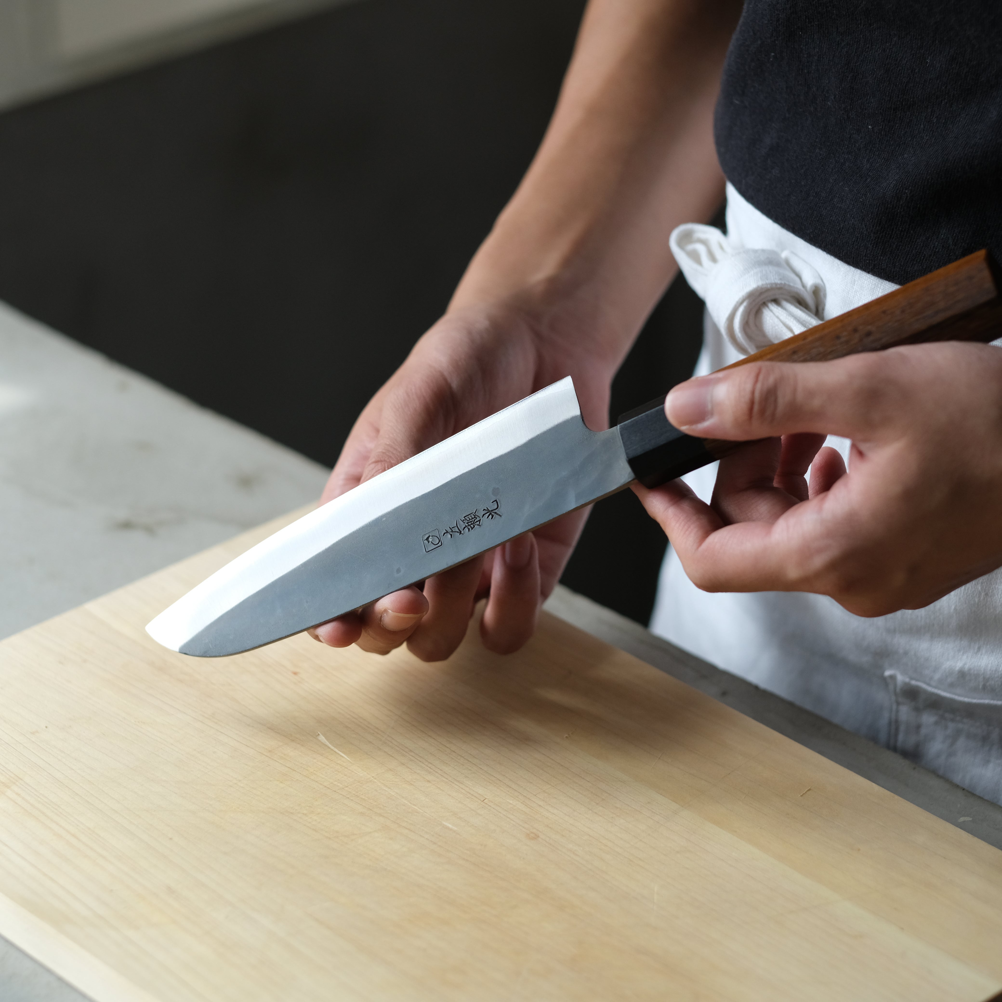 Hidariyorimitsu Aogami #1 Black Santoku Knife (190mm, Ironwood Handle)